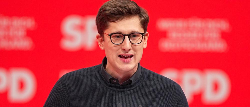 Philipp Türmer (SPD), Juso Bundesvorsitzender, spricht beim außerordentlichen SPD-Bundesparteitag.