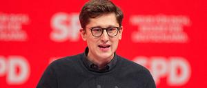  Philipp Türmer (SPD), Juso Bundesvorsitzender, spricht beim außerordentlichen SPD-Bundesparteitag. 