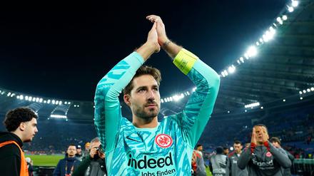 Torwart Kevin Trapp will mit Eintracht Frankfurt im Hinspiel des Achtelfinales in der Europa League bei Ajax Amsterdam bestehen.
