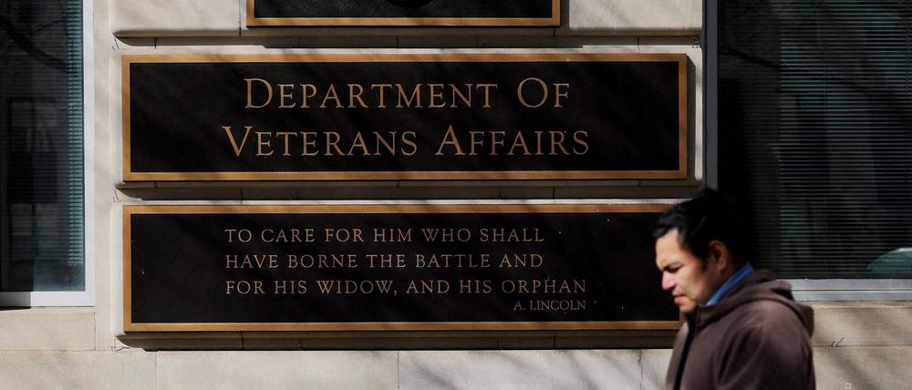 Ein Schild markiert den Hauptsitz des Department of Veterans Affairs in Washington