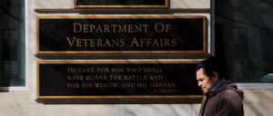 Ein Schild markiert den Hauptsitz des Department of Veterans Affairs in Washington