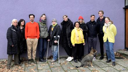 Frohe Künstlerinnen und Künstler: Das Atelierhaus „K19 Studios“ im Studentendorf Schlachtensee ist gerettet. Claudia Sawallisch ist die zweite von links, Wolf Schmelter der zweite von rechts.