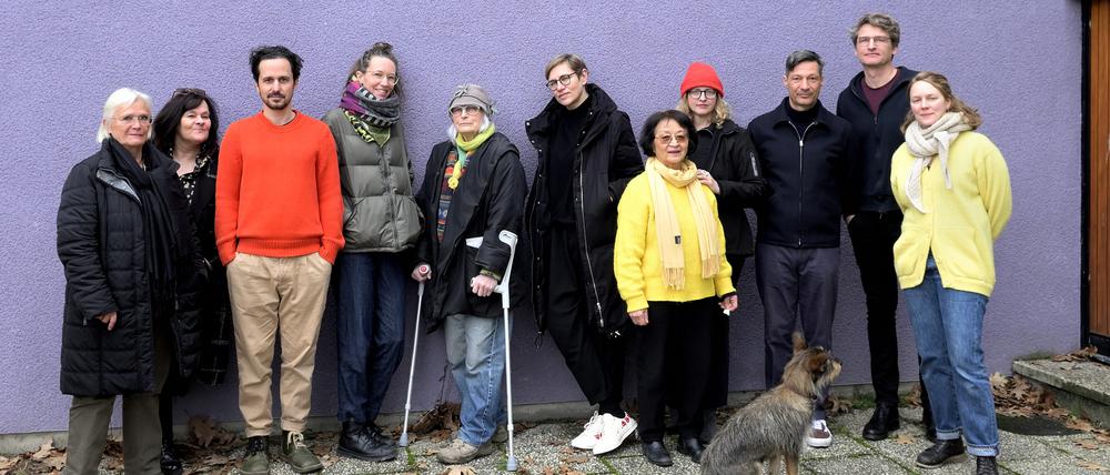 Frohe Künstlerinnen und Künstler: Das Atelierhaus „K19 Studios“ im Studentendorf Schlachtensee ist gerettet. Claudia Sawallisch ist die zweite von links, Wolf Schmelter der zweite von rechts.