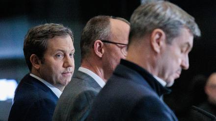Lars Klingbeil nach den Sondierungsgesprächen mit Friedrich Merz, damals noch Kanzlerkandidat der Union, und Markus Söder, Vorsitzender der CSU und Ministerpräsident von Bayern. 