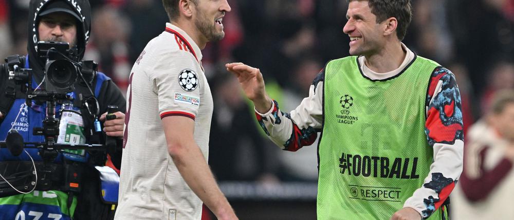 Im Rampenlicht: Doppel-Torschütze Harry Kane (l) mit Thomas Müller.