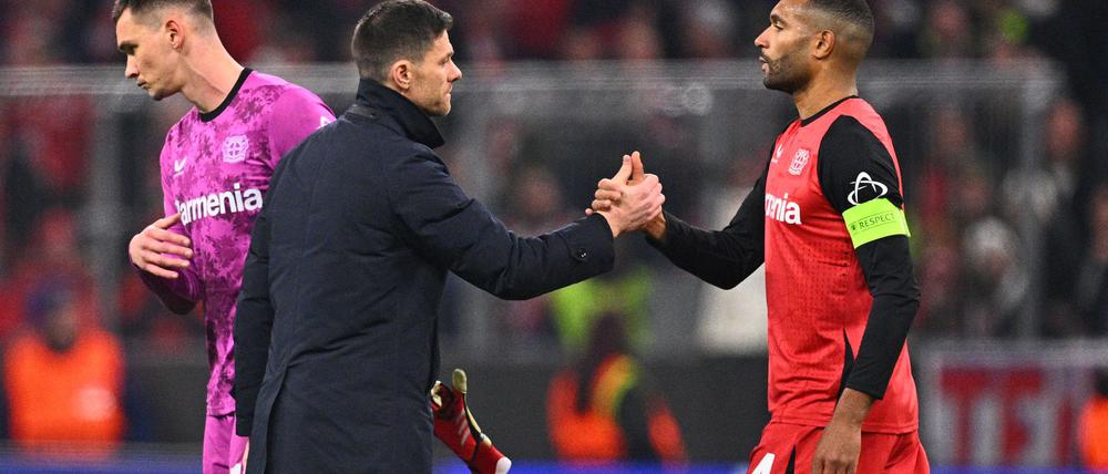 Xabi Alonso (M) ist zerknirscht nach der Pleite gegen den FC Bayern.