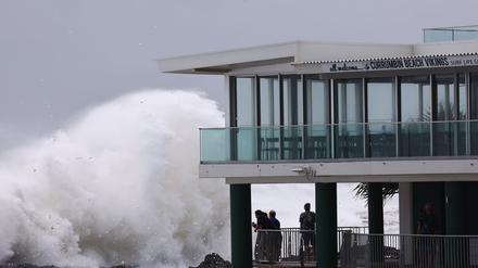Große Wellen brechen am Curumbin Vikings Surf Club an der Gold Coast. 