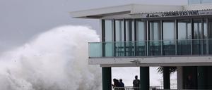 Große Wellen brechen am Curumbin Vikings Surf Club an der Gold Coast. 