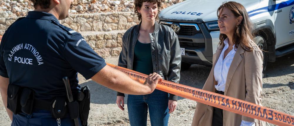 Polizeimajorin Eleni Theodoraki (Naomi Krauss, rechts) kehrt nach Jahrzehnten zurück in ihre alte Heimat.