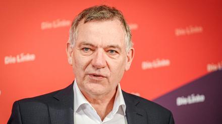 Jan van Aken, Parteivorsitzender der Partei Die Linke, gibt nach der Präsidiumssitzung seiner Partei eine Pressekonferenz.
