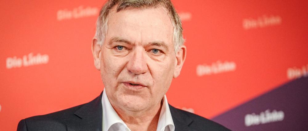 Jan van Aken, Parteivorsitzender der Partei Die Linke, gibt nach der Präsidiumssitzung seiner Partei eine Pressekonferenz.