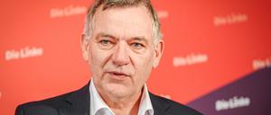 Jan van Aken, Parteivorsitzender der Partei Die Linke, gibt nach der Präsidiumssitzung seiner Partei eine Pressekonferenz.