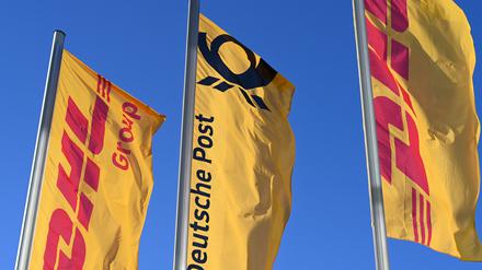 Fahnen des Logistikkonzerns DHL und seiner Brieftochter Deutsche Post.