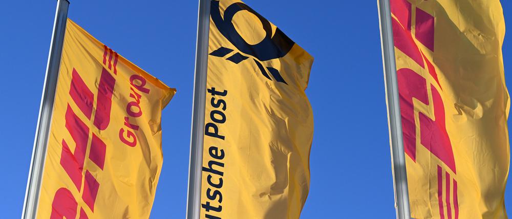 Fahnen des Logistikkonzerns DHL und seiner Brieftochter Deutsche Post.