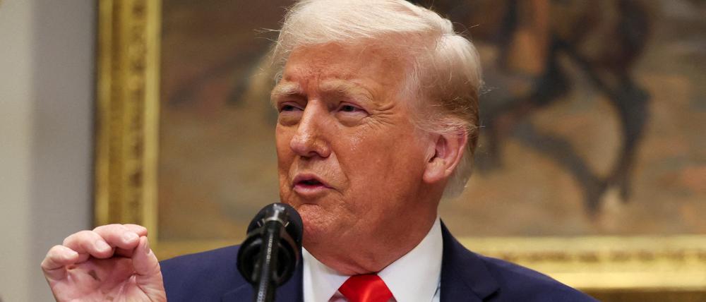 FILE PHOTO: U.S. President Donald Trump makes an announcement about an investment from Taiwan Semiconductor Manufacturing Company (TSMC), in the Roosevelt Room at the White House in Washington, D.C., U.S., March 3, 2025. REUTERS/Leah Millis/File Photo