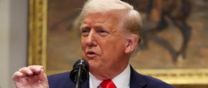 FILE PHOTO: U.S. President Donald Trump makes an announcement about an investment from Taiwan Semiconductor Manufacturing Company (TSMC), in the Roosevelt Room at the White House in Washington, D.C., U.S., March 3, 2025. REUTERS/Leah Millis/File Photo