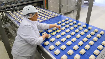 Eine Mitarbeiterin bei einer Großbäckerei in Halle/Saale: Mehr als jeder Dritte kann sich einer Befragung zufolge einen Jobwechsel vorstellen oder plant diesen.