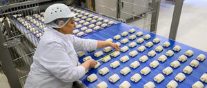 Eine Mitarbeiterin bei einer Großbäckerei in Halle/Saale: Mehr als jeder Dritte kann sich einer Befragung zufolge einen Jobwechsel vorstellen oder plant diesen.