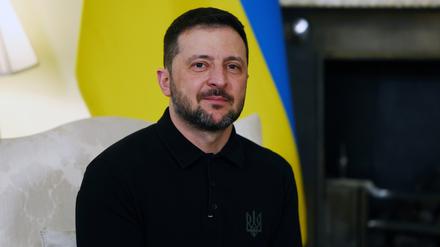 01.03.2025, Großbritannien, London: Der ukrainische Präsident Wolodymyr Selenskyj lächelt bei bei seinem Treffen mit Premierminister Starmer in Downing Street 10. (Archivbild)