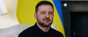 01.03.2025, Großbritannien, London: Der ukrainische Präsident Wolodymyr Selenskyj lächelt bei bei seinem Treffen mit Premierminister Starmer in Downing Street 10. (Archivbild)