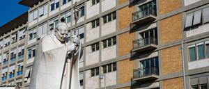 Blick auf die Statue von Papst Johannes Paul II. vor der Gemelli-Poliklinik in Rom, wo Papst Franziskus im Krankenhaus liegt.