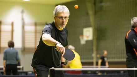 Michael Hohaus spielt in seiner Freizeit regelmäßig Tischtennis, trotz Parkinson-Erkrankung.