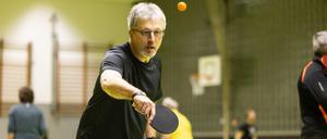Michael Hohaus spielt in seiner Freizeit regelmäßig Tischtennis, trotz Parkinson-Erkrankung.