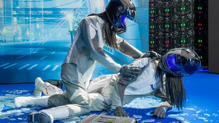 Zwei Lieferdienstfahrerinnen in Ayoung Kims „Ausstellung „Many Worlds Over“. 