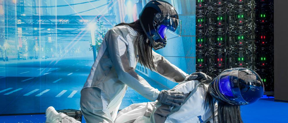 Zwei Lieferdienstfahrerinnen in Ayoung Kims „Ausstellung „Many Worlds Over“. 