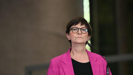 Die Ko-Vorsitzende der Sozialdemokratischen Partei Deutschlands (SPD), Saskia Esken, blickt während einer Pressekonferenz über geplante Großinvestitionen am 4. März 2025 in Berlin auf die Sondierungsgespräche zwischen den konservativen CDU/CSU- und den sozialdemokratischen SPD-Parteien über die Bildung einer künftigen Regierungskoalition nach der Bundestagswahl in Deutschland.