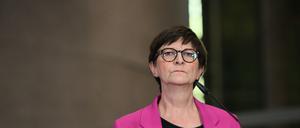 Die Ko-Vorsitzende der Sozialdemokratischen Partei Deutschlands (SPD), Saskia Esken, blickt während einer Pressekonferenz über geplante Großinvestitionen am 4. März 2025 in Berlin auf die Sondierungsgespräche zwischen den konservativen CDU/CSU- und den sozialdemokratischen SPD-Parteien über die Bildung einer künftigen Regierungskoalition nach der Bundestagswahl in Deutschland.