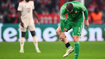 Manuel Neuer fasst sich an die verletzte Wade.