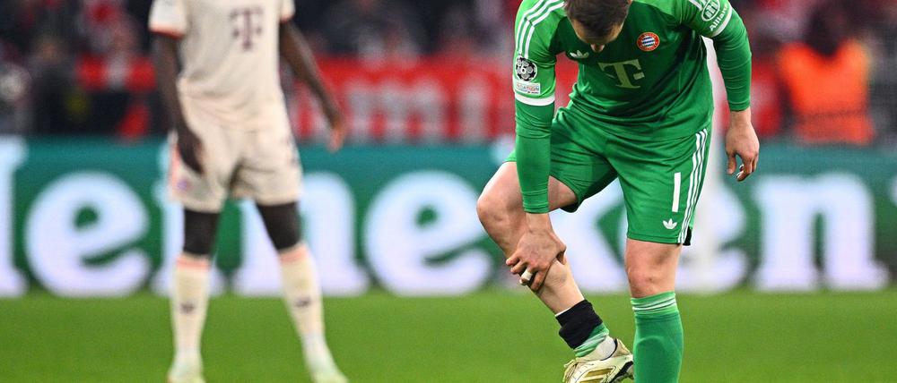 Manuel Neuer fasst sich an die verletzte Wade.