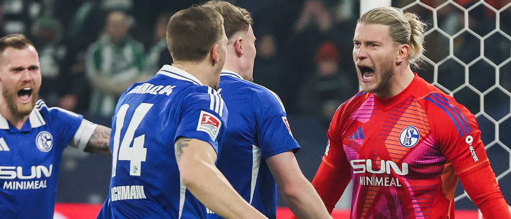 Loris Karius (rechts) lässt sich nach seinem erfolgreichen Debüt für die Schalker von seinen Kollegen feiern.