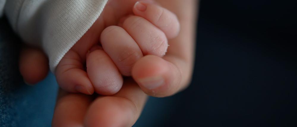 Eine Mutter aus Cuxhaven bietet ihr Baby im Internet zum Verschenken an. (Symbolbild)