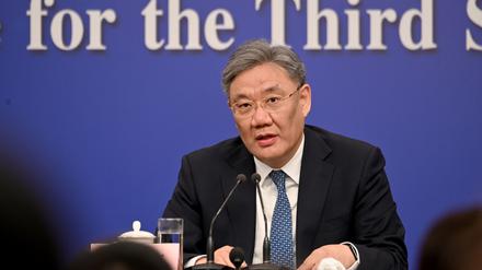 Chinas Handelsminister Wang wirbt für Austausch mit den USA zu den erhobenen Zöllen. 