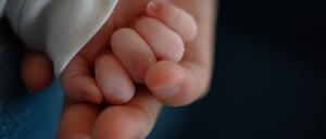 ARCHIV - 02.02.2020, Baden-Württemberg, Stuttgart: Die Hand eines zwei Wochen alten Neugeborenen liegt in der Hand seiner Mutter. (zu dpa: «Mutter bietet Baby im Internet an») Foto: Sebastian Gollnow/dpa +++ dpa-Bildfunk +++