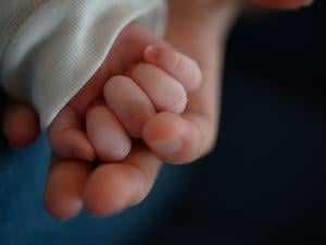 ARCHIV - 02.02.2020, Baden-Württemberg, Stuttgart: Die Hand eines zwei Wochen alten Neugeborenen liegt in der Hand seiner Mutter. (zu dpa: «Mutter bietet Baby im Internet an») Foto: Sebastian Gollnow/dpa +++ dpa-Bildfunk +++