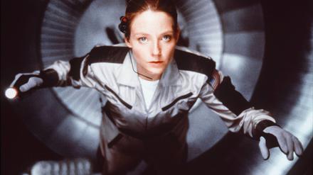 Im Film „Contact“ (1997) nimmt die Wissenschaftlerin Dr. Arrroway (Jodie Foster) als erster Mensch Kontakt zu einer außerirdischen Macht auf. 