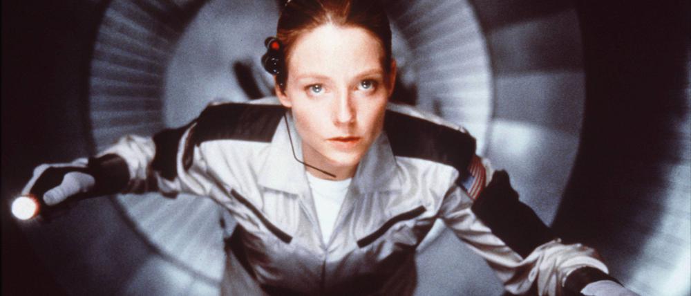 Im Film „Contact“ (1997) nimmt die Wissenschaftlerin Dr. Arrroway (Jodie Foster) als erster Mensch Kontakt zu einer außerirdischen Macht auf.