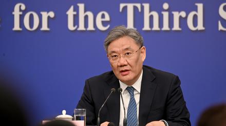 06.03.2025, China, Peking: Wang Wentao, Chinas Handelsminister, spricht vor Journalisten. 