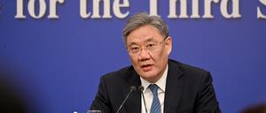 06.03.2025, China, Peking: Wang Wentao, Chinas Handelsminister, spricht vor Journalisten. 