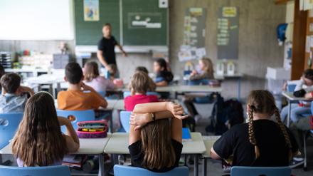 Schülerinnen und Schüler einer vierten Klasse einer Grundschule nehmen am Unterricht teil. (