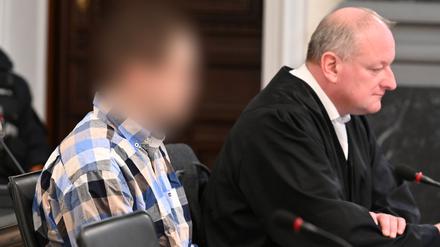 Ein 28-Jähriger soll in Tirpersdorf im Vogtland seine Mutter und seine Großeltern mit einer Axt erschlagen haben. Seit Donnerstag wird der Fall am Landgericht Zwickau verhandelt.