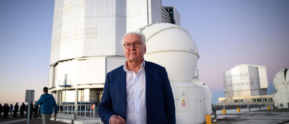 Bundespräsident Frank-Walter Steinmeier kann sich für Weltraumtechnik begeistern.