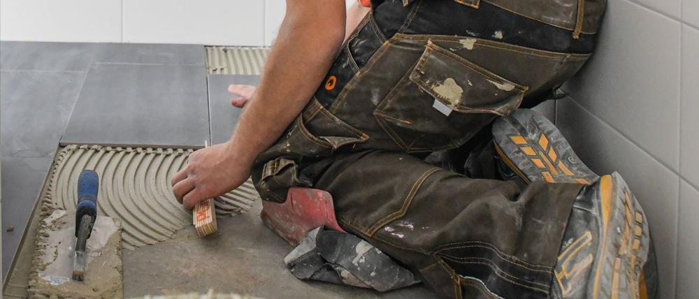 Fliesenleger: Das deutsche Handwerk beklagt einen Mangel an Nachwuchs. (Archivbild)