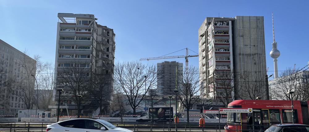 Das Apartmenthaus in der Mollstraße 6 nahe dem Alexanderplatz in Berlin-Mitte wird abgerissen.