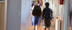 Schüler gehen zum Unterricht einen Gang entlang.