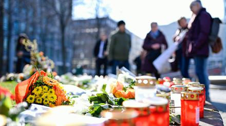 Fassungslosigkeit und Trauer: Menschen legen am Paradeplatz in Mannheim Blumen und Kerzen nieder.