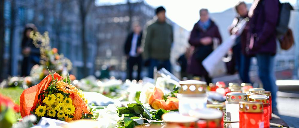 Fassungslosigkeit und Trauer: Menschen legen am Paradeplatz in Mannheim Blumen und Kerzen nieder.